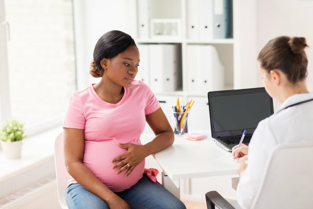 Pregnant woman talking to her nephrologist
